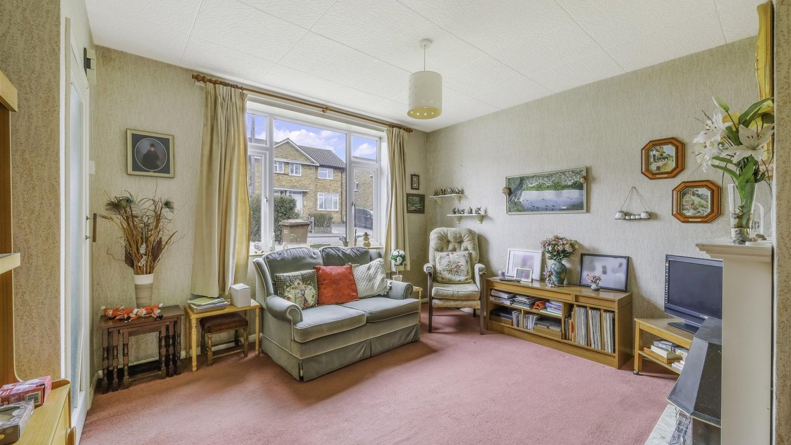 2 bedroom property for sale in Huddleston Crescent, Merstham £330,000