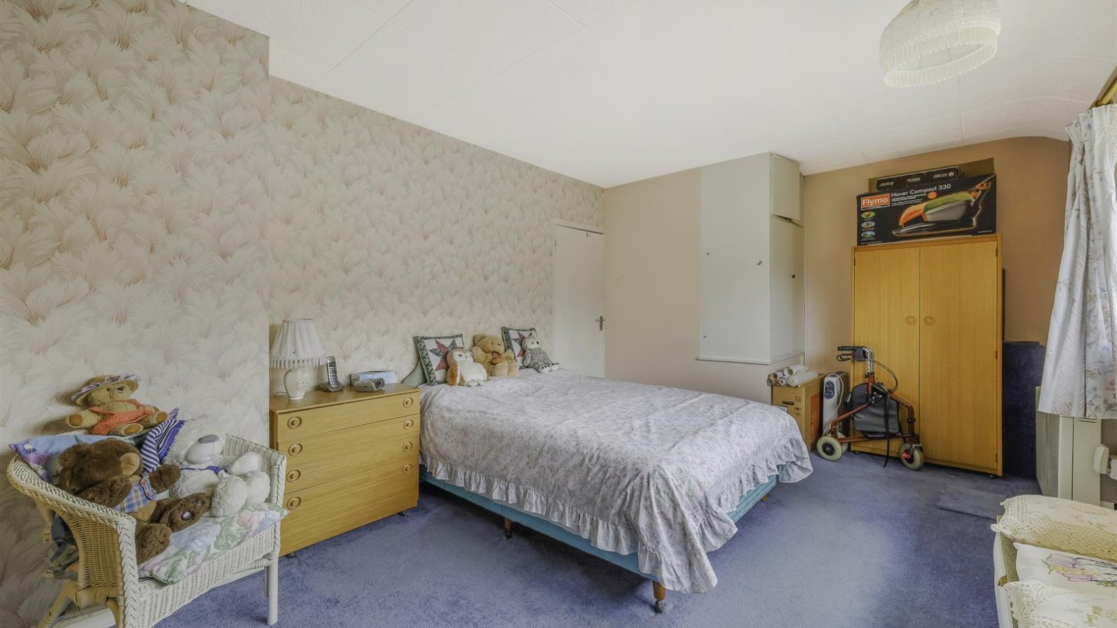 2 bedroom property for sale in Huddleston Crescent, Merstham £330,000