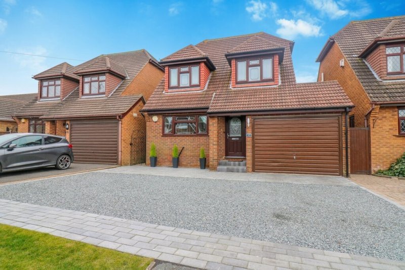 4 bedroom property for sale in Lascelles Gardens, Rochford Guide