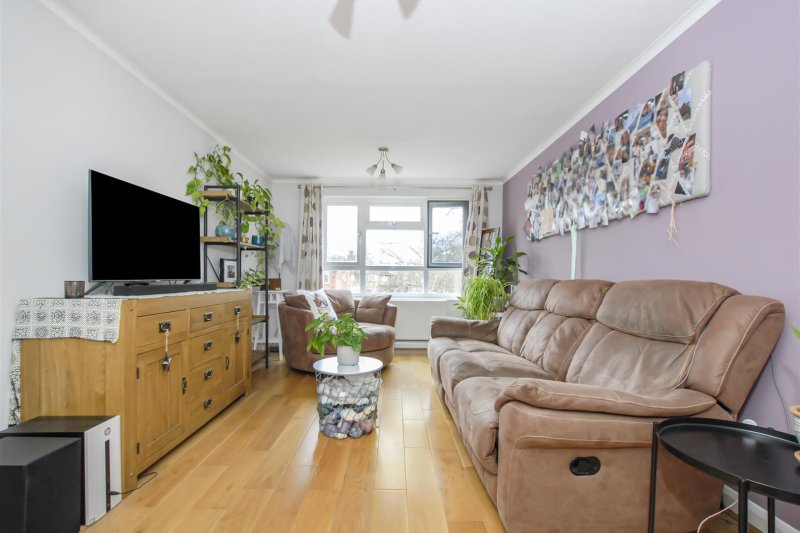 1 bedroom property for sale in Manor Waye, Uxbridge £260,000