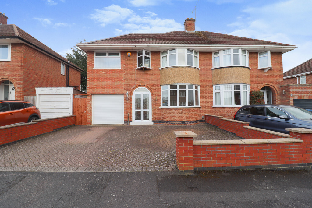 4 bedroom property in Hillary Road, Shakespeare Gardens, Rugby Guide