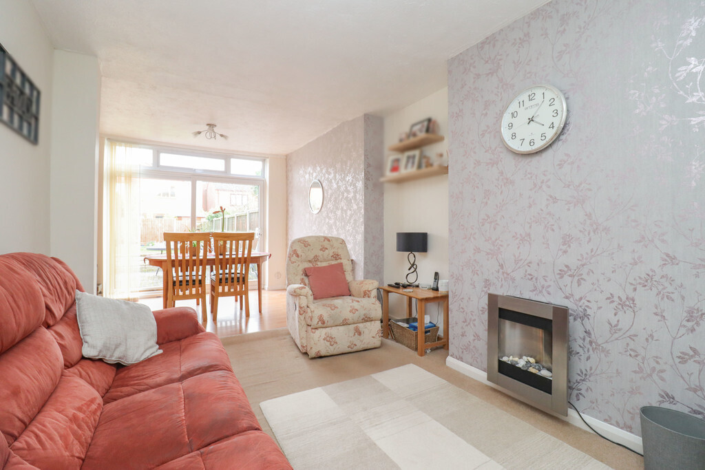 4 bedroom property in Hillary Road, Shakespeare Gardens, Rugby Guide