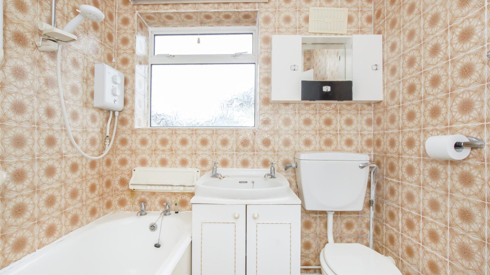 2 bedroom property for sale in Sutton Court Road, Hillingdon £340,000