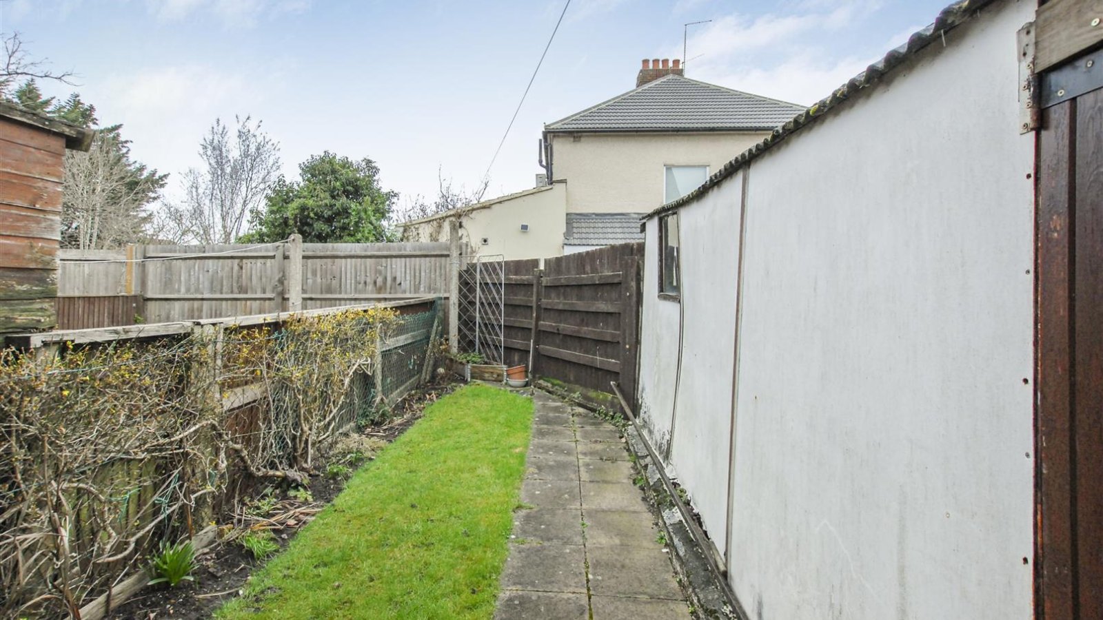 2 bedroom property for sale in Sutton Court Road, Hillingdon £340,000