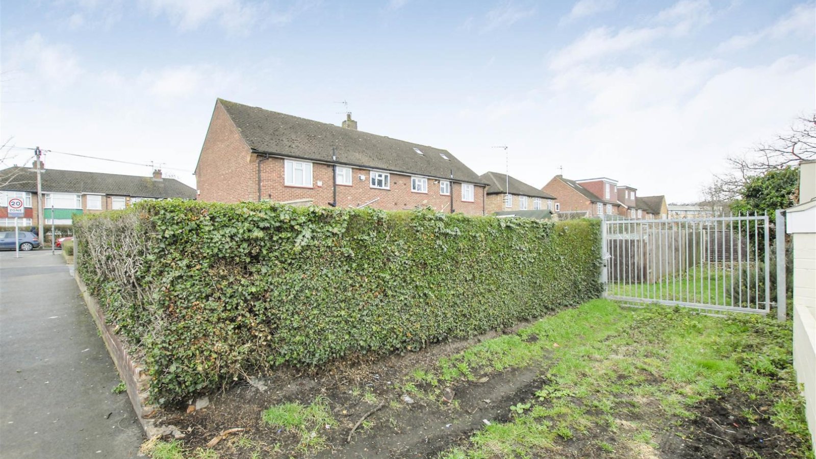 2 bedroom property for sale in Sutton Court Road, Hillingdon £340,000
