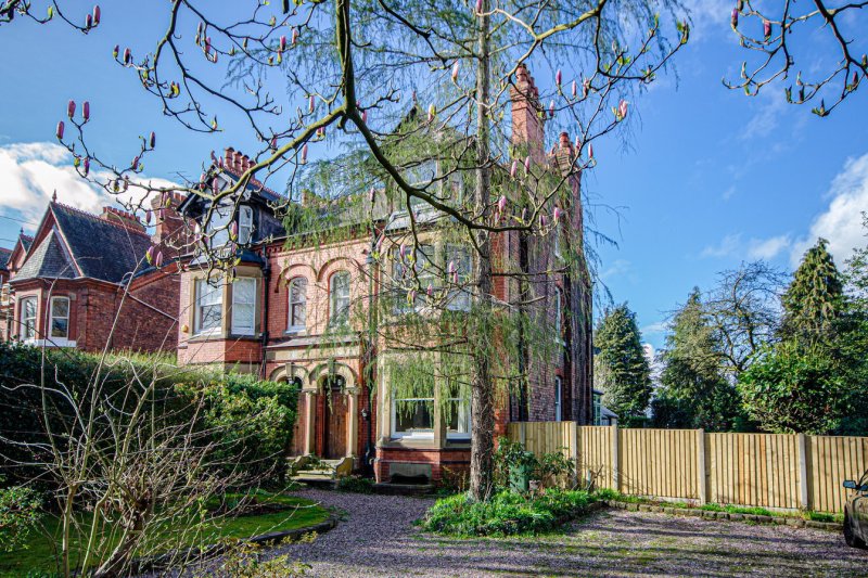 6 bedroom property for sale in Beach Road, Hartford, Northwich, CW8 £