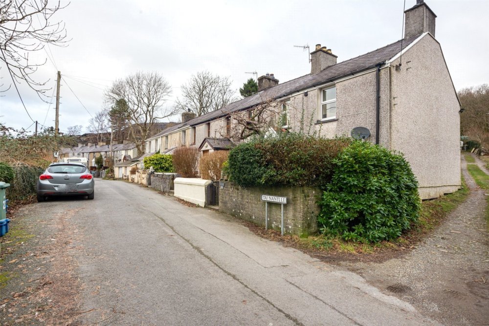 2 bedroom property for sale in Tai Nantlle, Nantlle, Caernarfon, LL54 £160,000