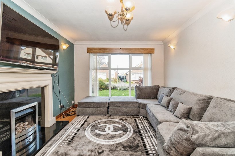 Woodhall Croft, Stanningley, Pudsey 3 bedroom detached house