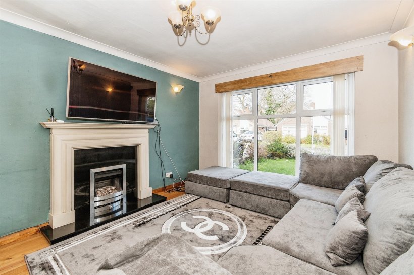 Woodhall Croft, Stanningley, Pudsey 3 bedroom detached house