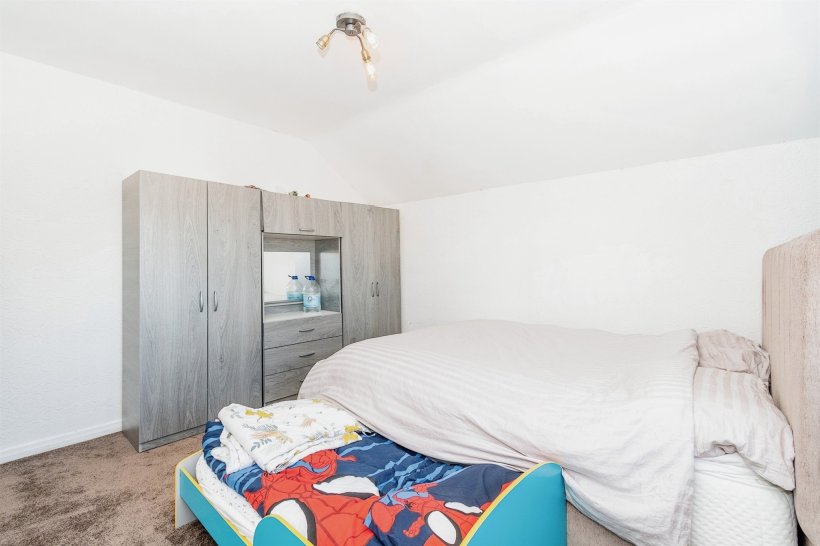 Woodhall Croft, Stanningley, Pudsey 3 bedroom detached house