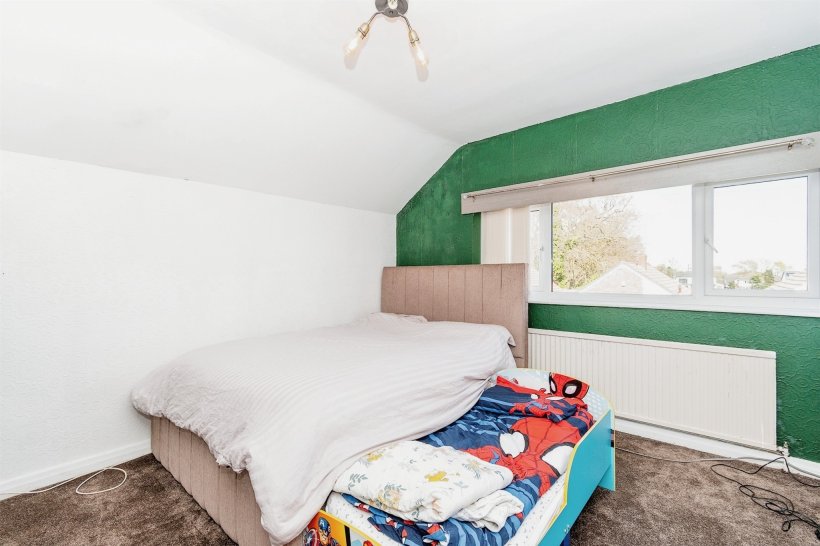 Woodhall Croft, Stanningley, Pudsey 3 bedroom detached house