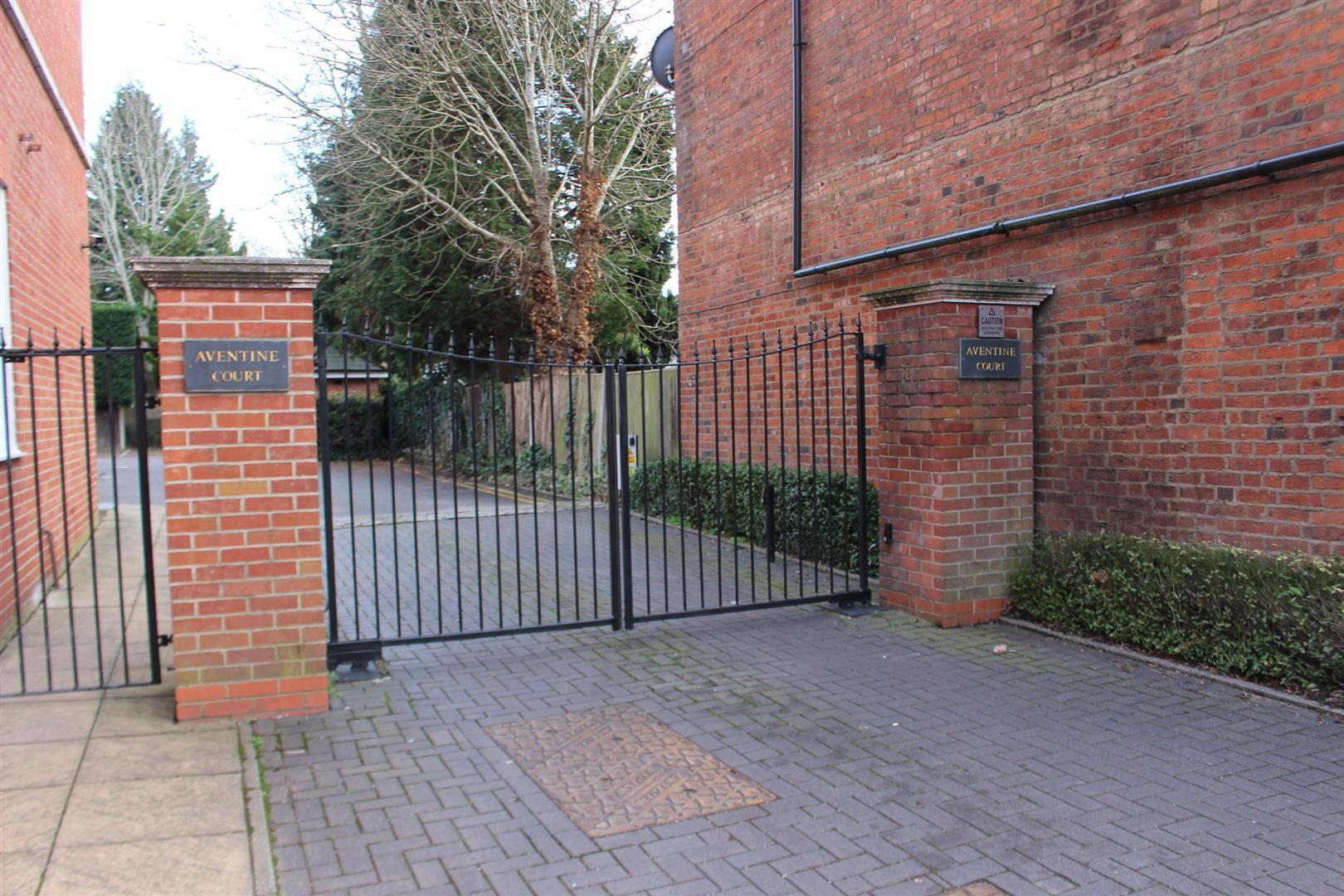 2 bedroom property for sale in Holywell Hill, St. Albans Offers over