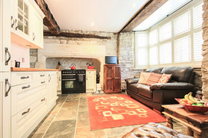2 bedroom property for sale in The Manor, Highworth Offers in excess