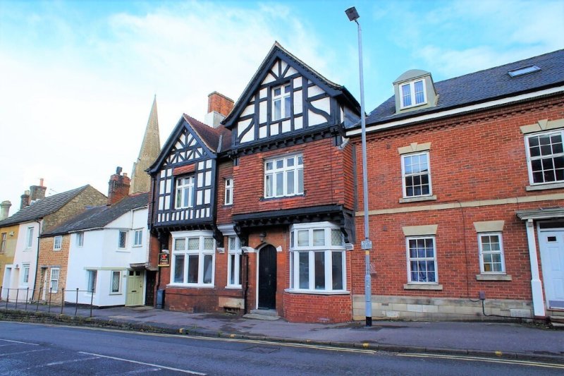 2 bedroom property for sale in Cricklade Street, Swindon Guide price