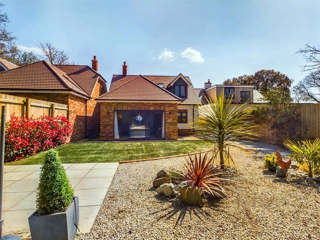 3 bedroom property for sale in Chewton Common Road, Highcliffe