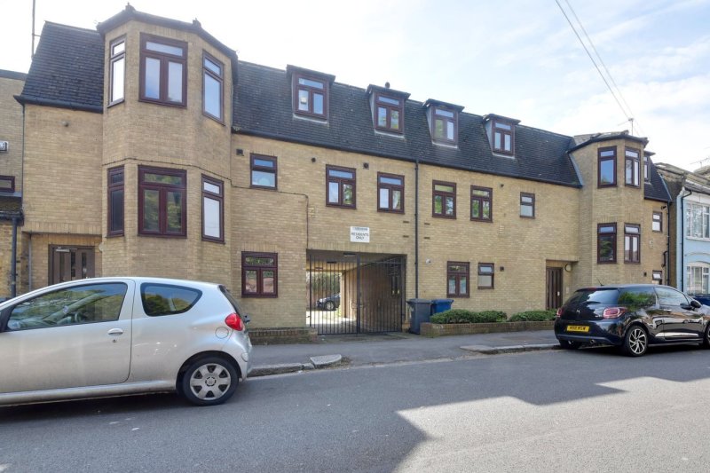 2 bedroom property for sale in Hamilton Road, London, N2 £385,000