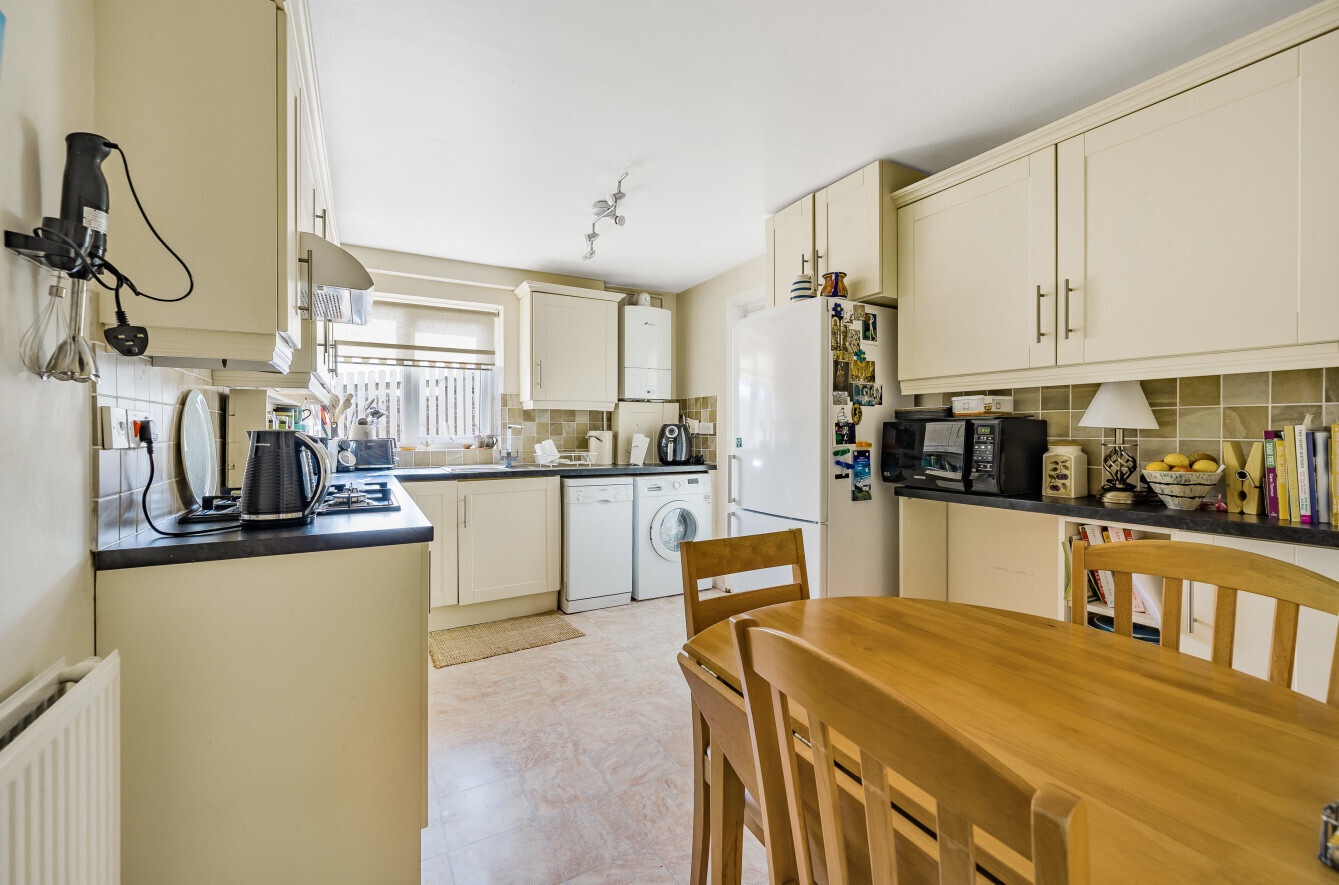 2 bedroom property for sale in Vale View, High Street, Newton