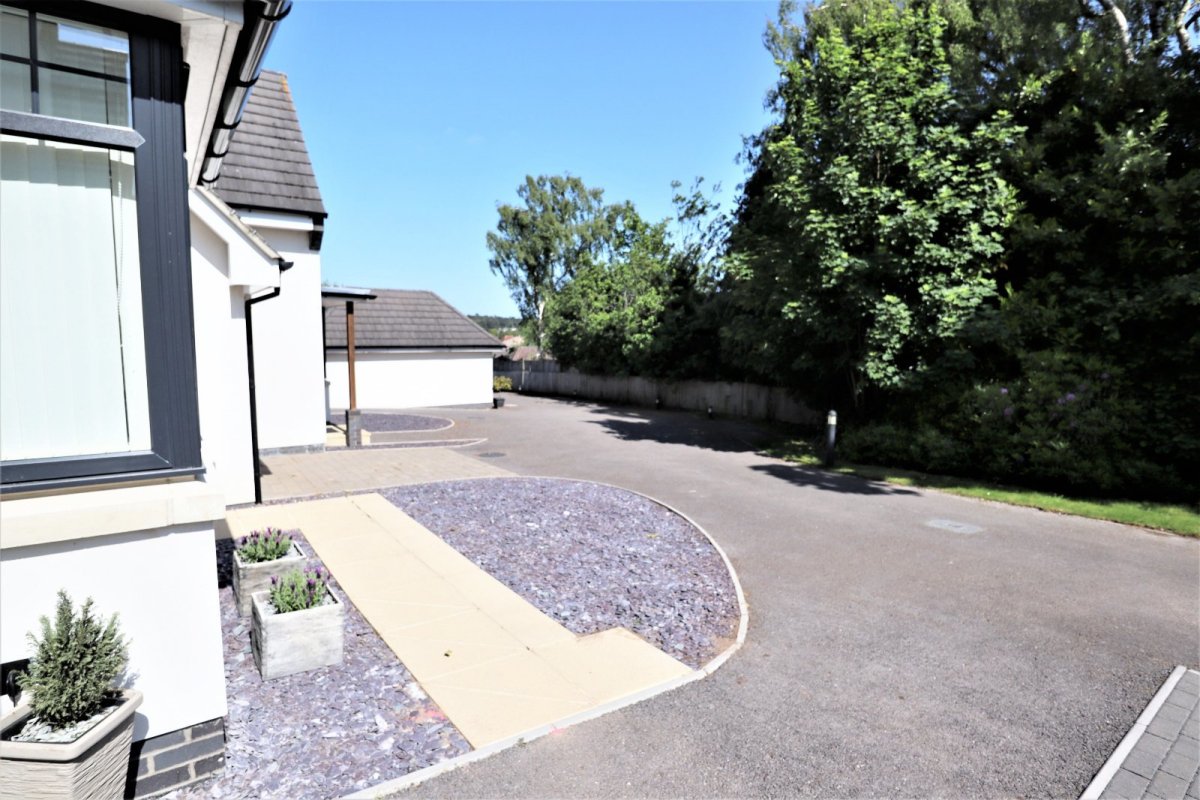 5 bedroom property for sale in Abbotsbury Road, Broadstone, Dorset