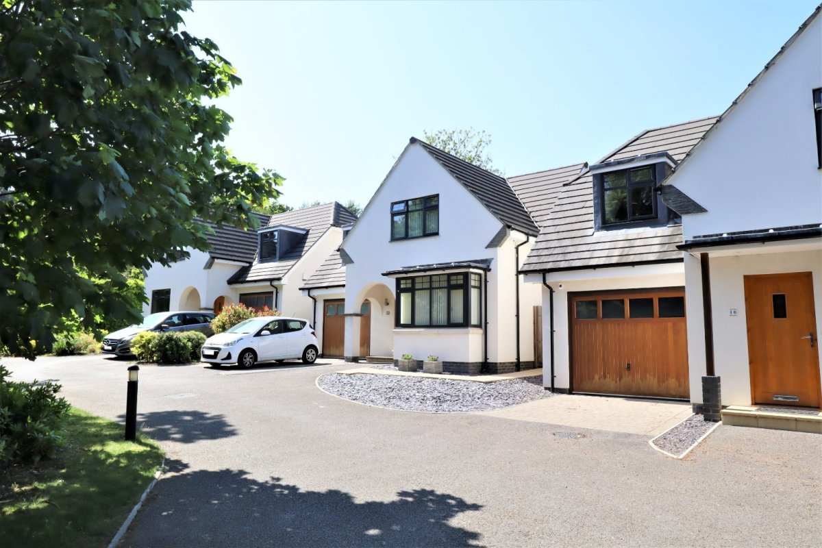 5 bedroom property for sale in Abbotsbury Road, Broadstone, Dorset