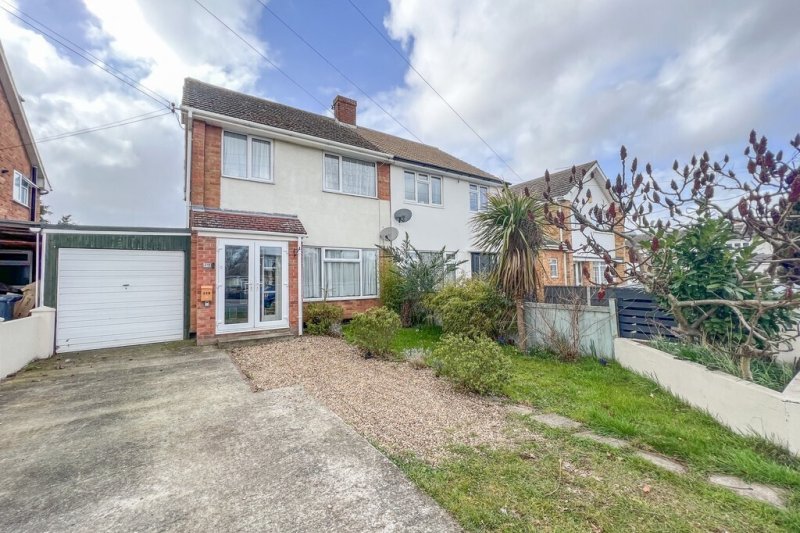 3 bedroom property for sale in Ferry Road, Hullbridge Guide price £