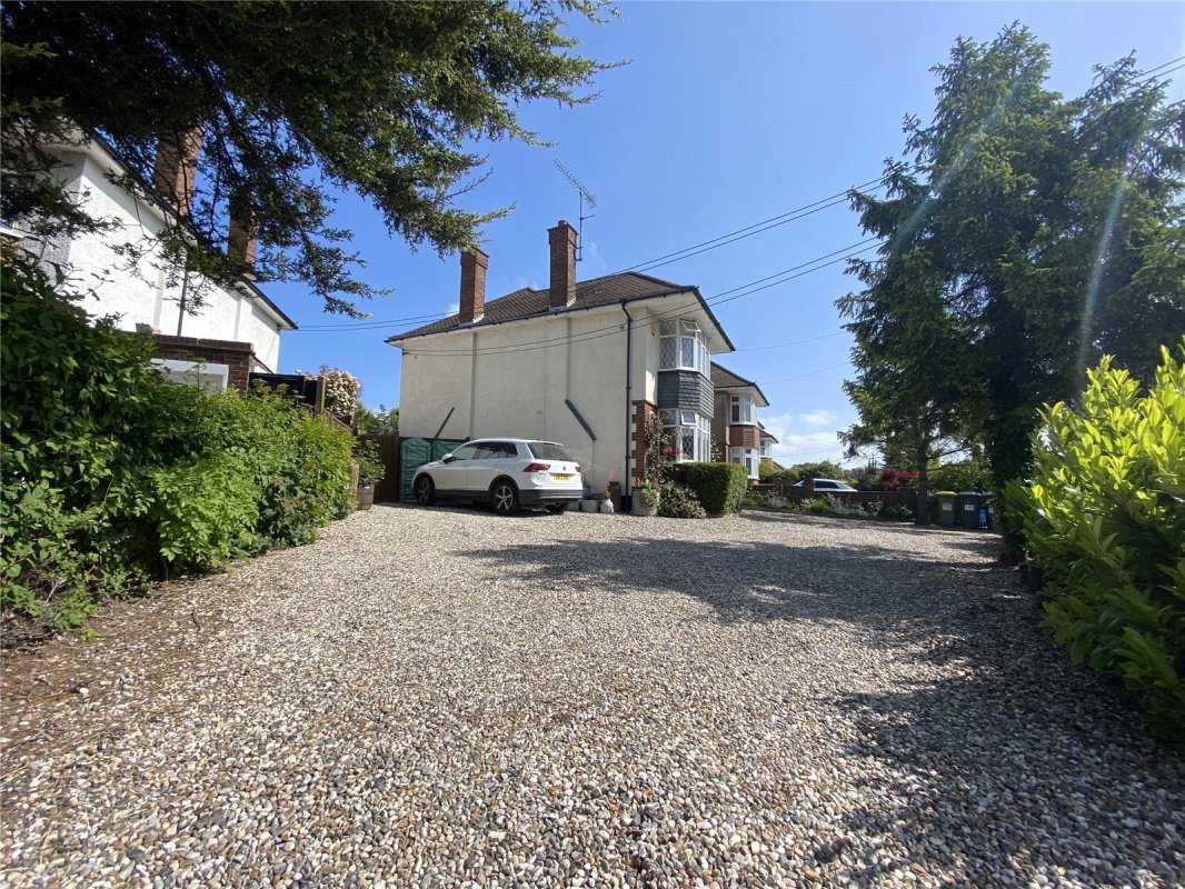 3 bedroom property for sale in Hockley Road, Rayleigh, Essex, SS6