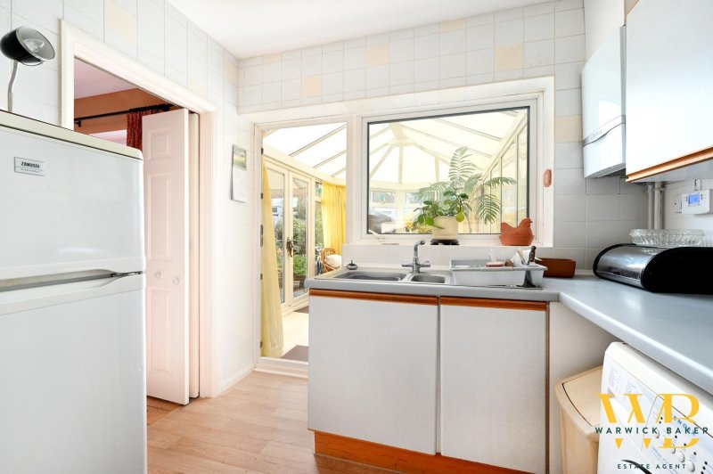 3 bedroom property for sale in Greenacres, ShorehamBySea £420,000