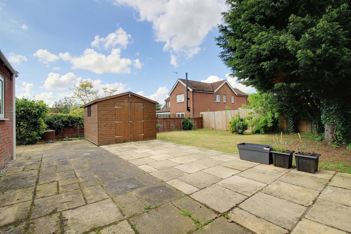 3 bedroom property for sale in William Bush Close Cawston Price Guide