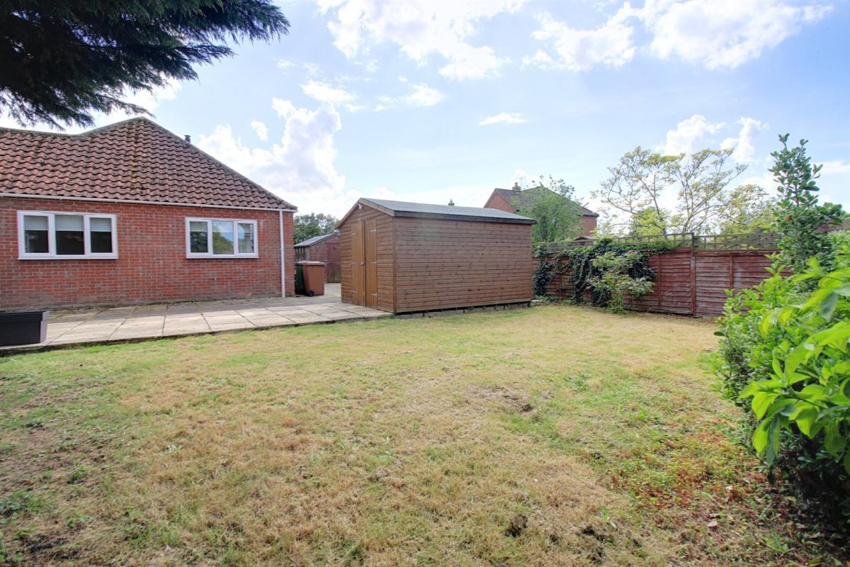 3 bedroom property for sale in William Bush Close Cawston Price Guide