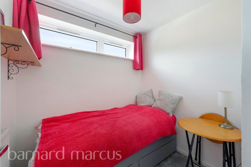 Holmesdale Road, North Holmwood, DORKING 2 bedroom ground floor flat