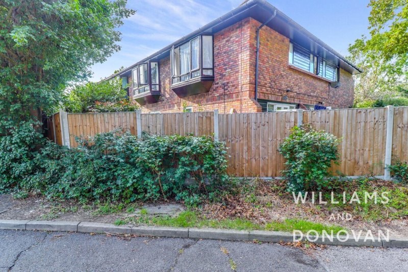 1 bedroom property for sale in Bartlow Side, Pitsea £175,000
