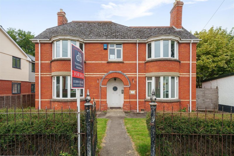 4 bedroom property for sale in Exeter Road, Cullompton Guide price £