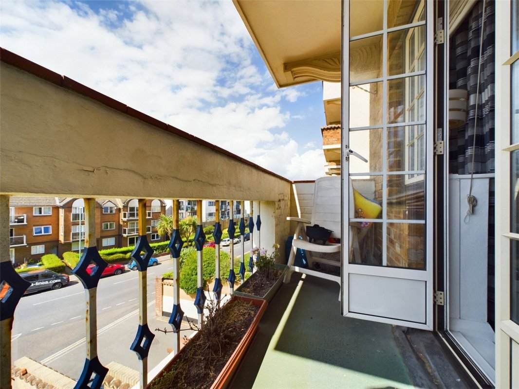 3 bedroom property for sale in San Remo Towers, Sea Road,