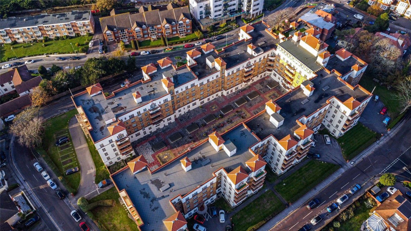 3 bedroom property for sale in San Remo Towers, Sea Road,