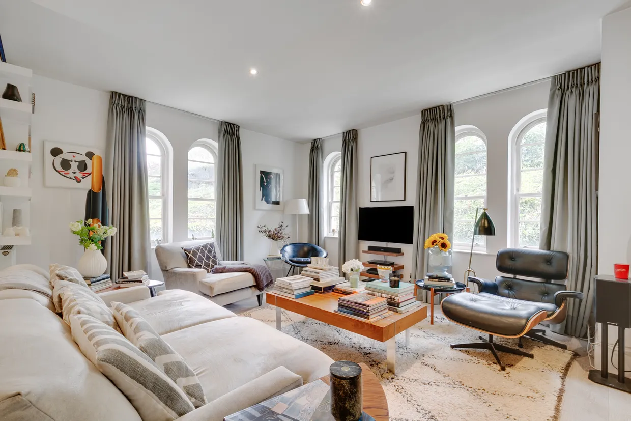 Royal Drive, LONDON, N11 photo 2