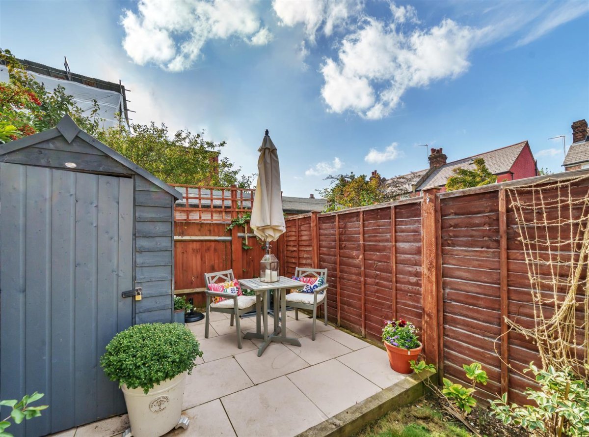 2 bedroom property for sale in Fleetwood Road, London NW10 £525,000
