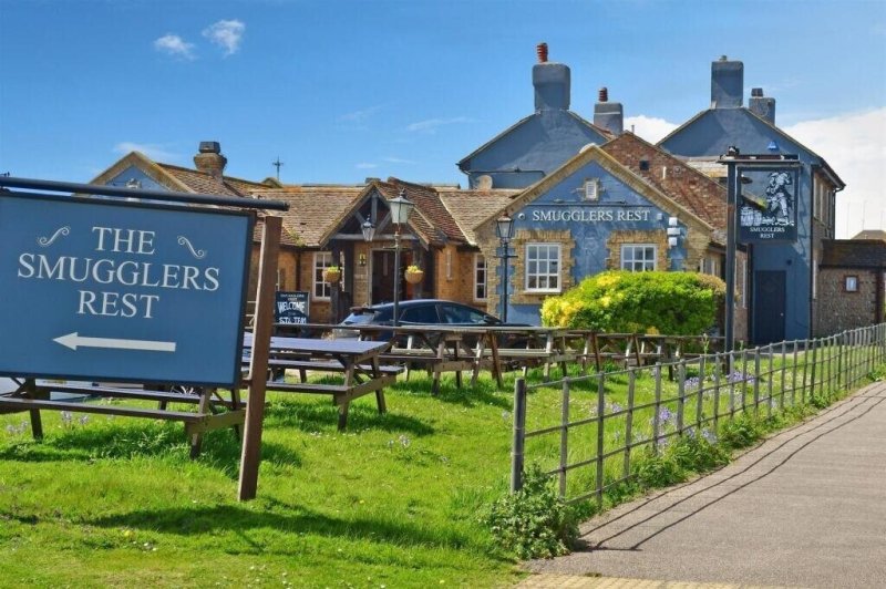 2 bedroom property for sale in South Coast Road, Peacehaven £370,000