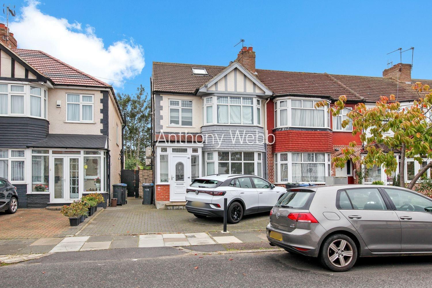 4 bedroom property for sale in New Park Avenue, Palmers Green N13 £