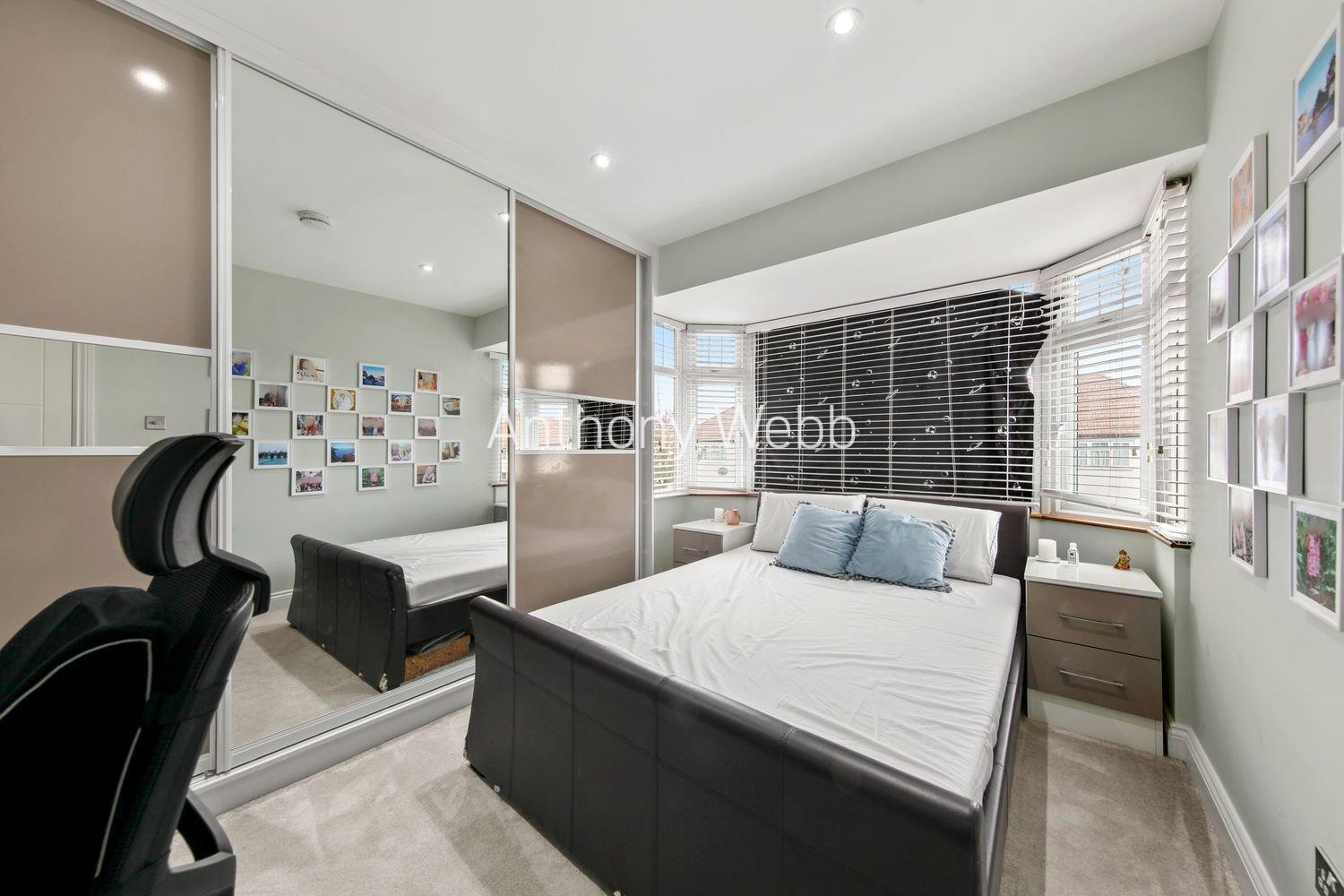 4 bedroom property for sale in New Park Avenue, Palmers Green N13