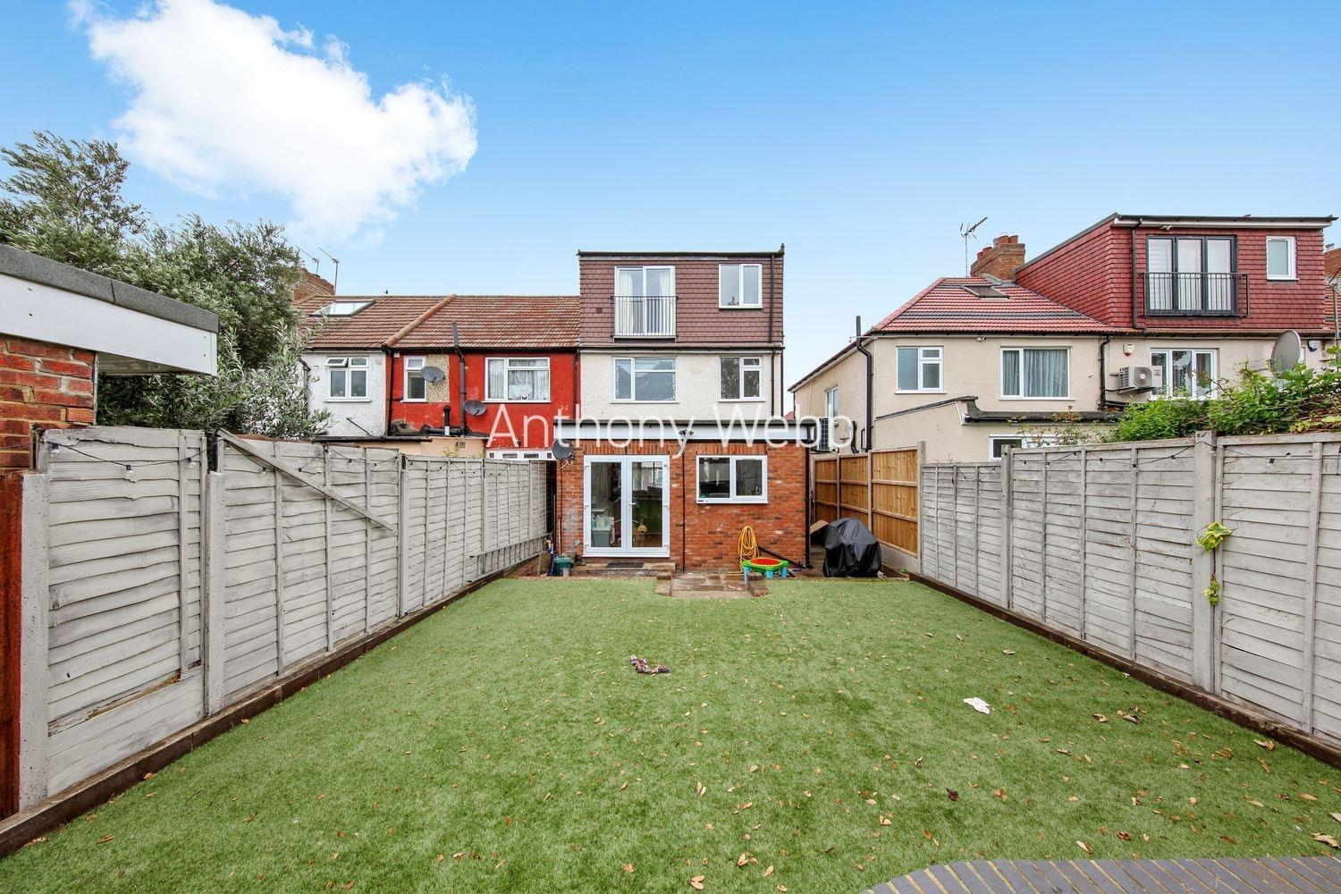4 bedroom property for sale in New Park Avenue, Palmers Green N13 £