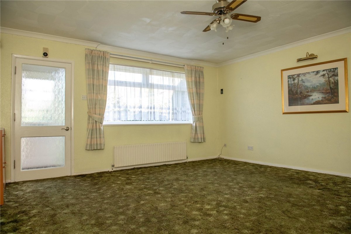 3 bedroom property for sale in Hunters Way, Uckfield, East Sussex, TN22