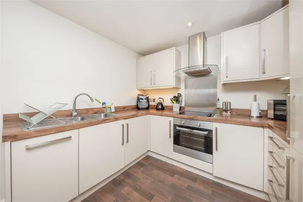 Queens Road, Weybridge, KT13 photo 2