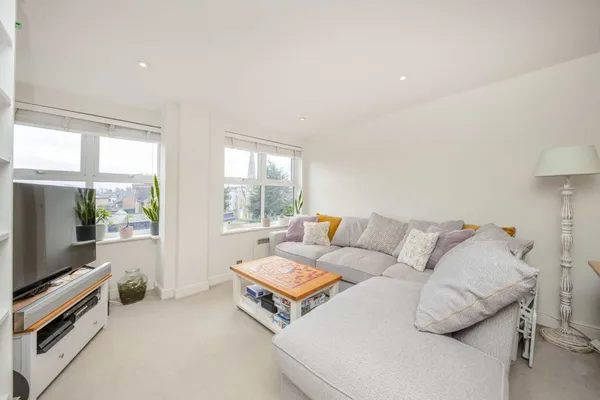 Queens Road, Weybridge, KT13 photo 4