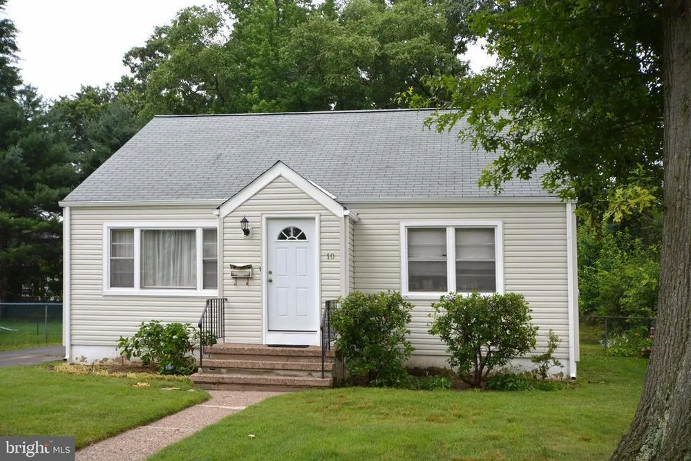 10 Ranchwood Dr, Ewing, NJ 08618