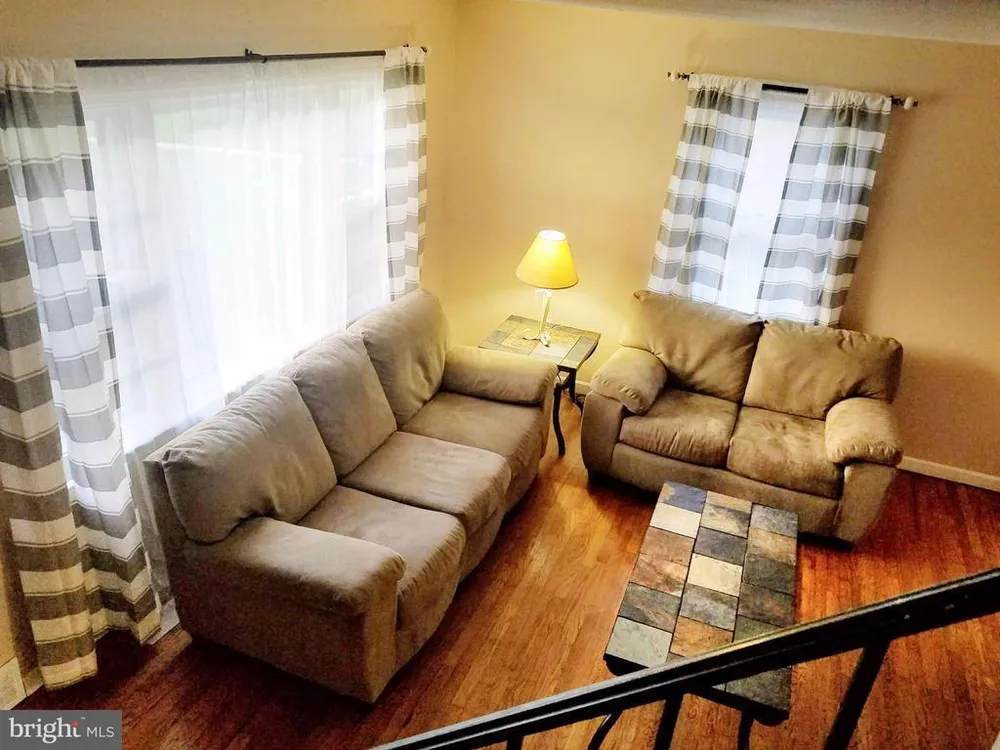 10 Ranchwood Dr, Ewing, NJ 08618