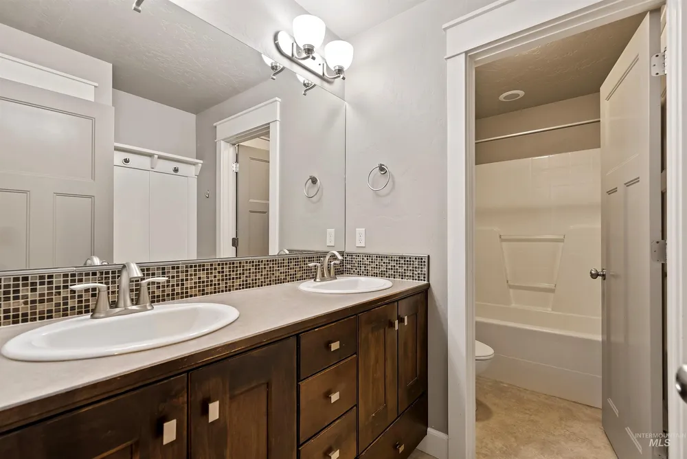 593 W Dreyfuss Ln, Meridian, ID 83646