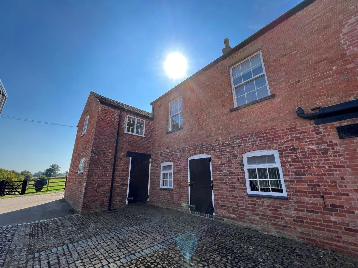 THE STABLE APARTMENT, BAGGRAVE HALL, HUNGARTON