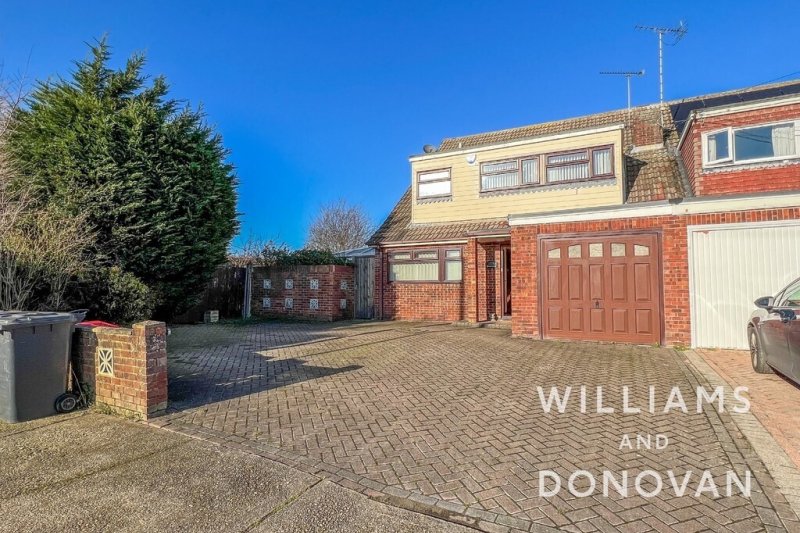 4 bedroom property for sale in Malyons Lane, Hullbridge £450,000