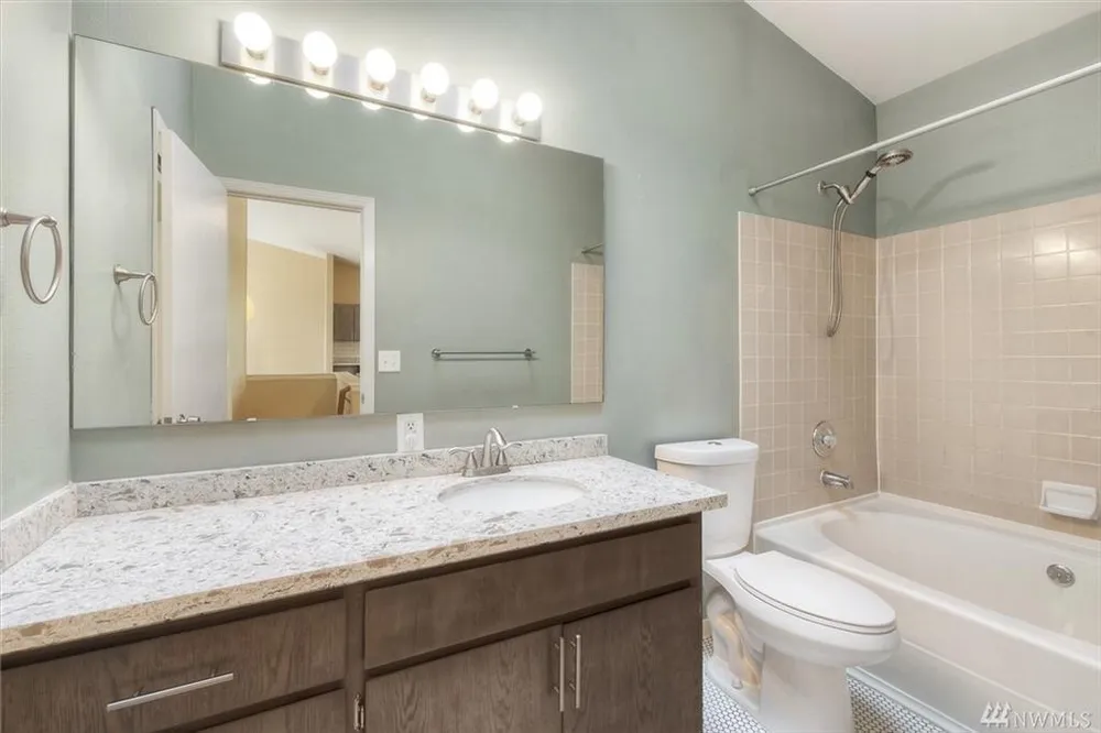 5130 S Garden Loop Rd, Seattle, WA 98118