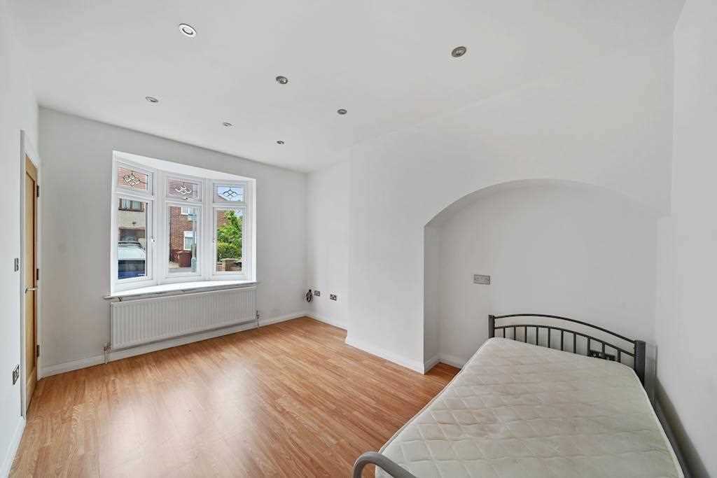 3 bedroom property to let in Chaplin Road, Dagenham, Dagenham £2,200 pcm