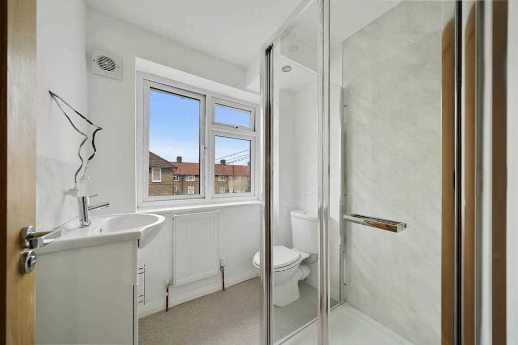 3 bedroom property to let in Chaplin Road, Dagenham, Dagenham £2,200 pcm